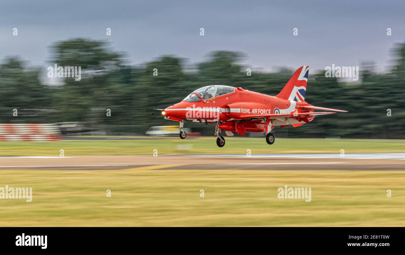 Fairford, Regno Unito - 15 luglio 2017: Un aereo RAF Red Arrows Hawk Jet atterrando alla velocità Foto Stock