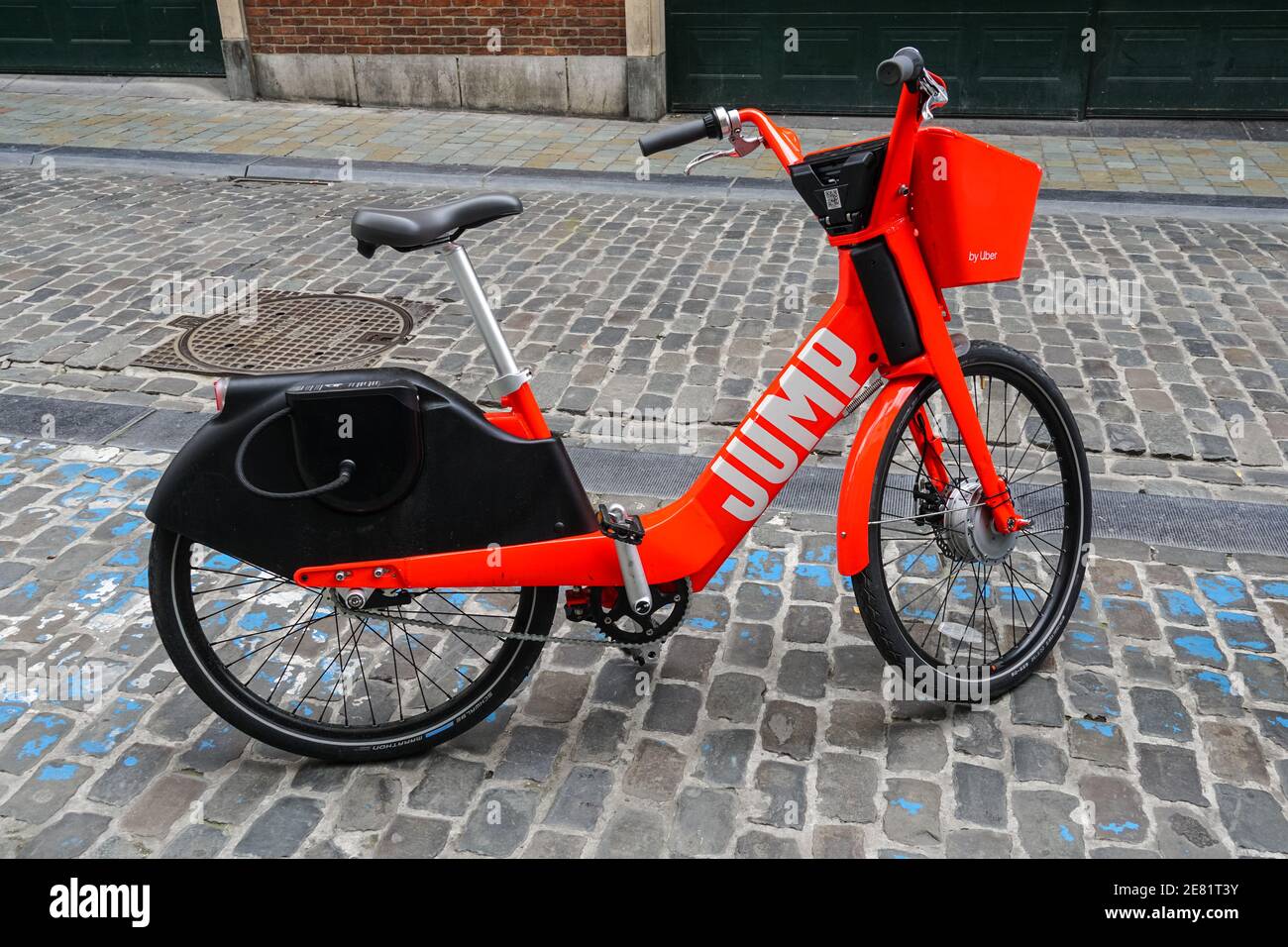 Uber Jump bici elettrica su strada acciottolata a Bruxelles, Belgio Foto Stock