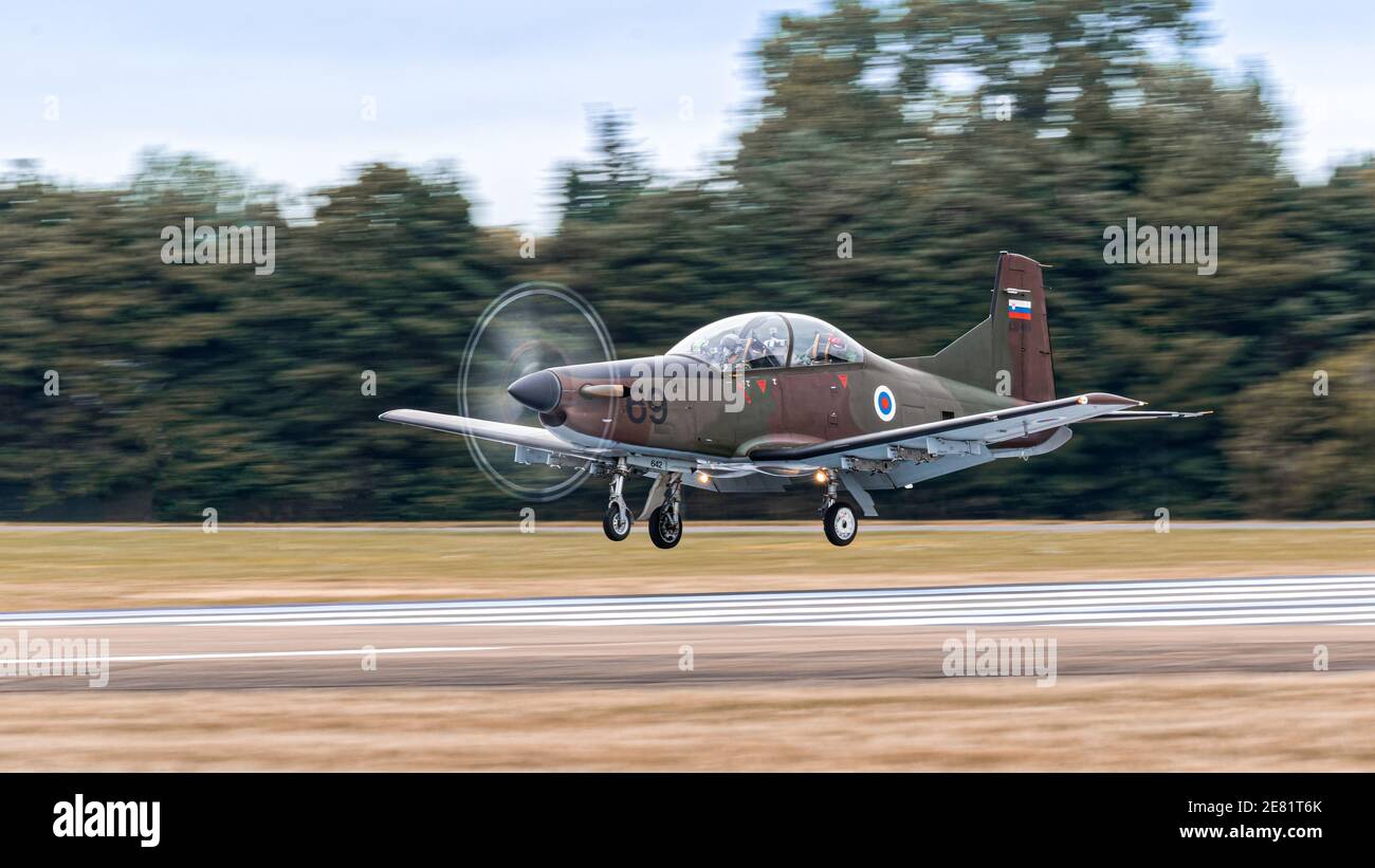 Fairford, Regno Unito - 15 luglio 2017: Atterraggio di un velivolo RAF breve Tucano Trainer Foto Stock
