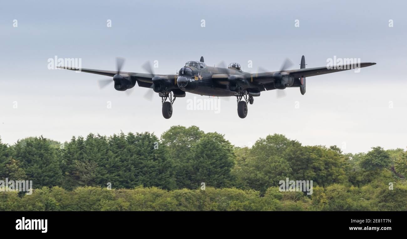 Fairford, Regno Unito - 15 luglio 2017: Un bombardiere vintage RAF Lancaster sull'approdo Foto Stock