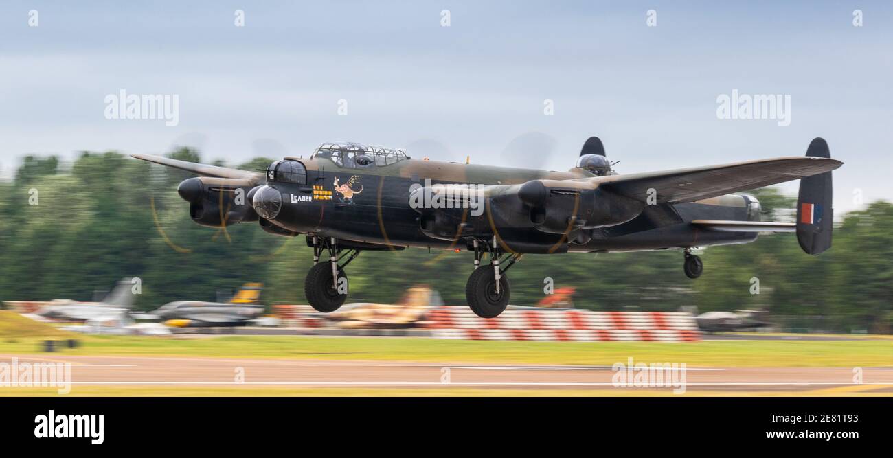 Fairford, Regno Unito - 15 luglio 2017: Un bombardiere vintage RAF Lancaster sull'approdo Foto Stock