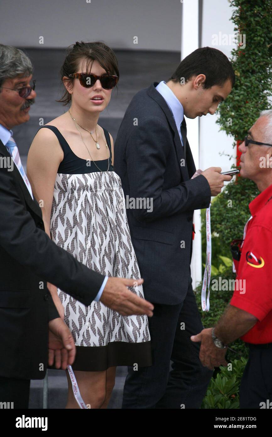 La principessa Charlotte Casiraghi, il fidanzato Alex Dellal e suo fratello Andrea chiacchierano con gli amici durante il Gran premio di Formula uno di Monaco a Monte-Carlo, Monaco, il 27 maggio 2007. Foto di Frederic Nebinger/ABACAPRESS.COM Foto Stock