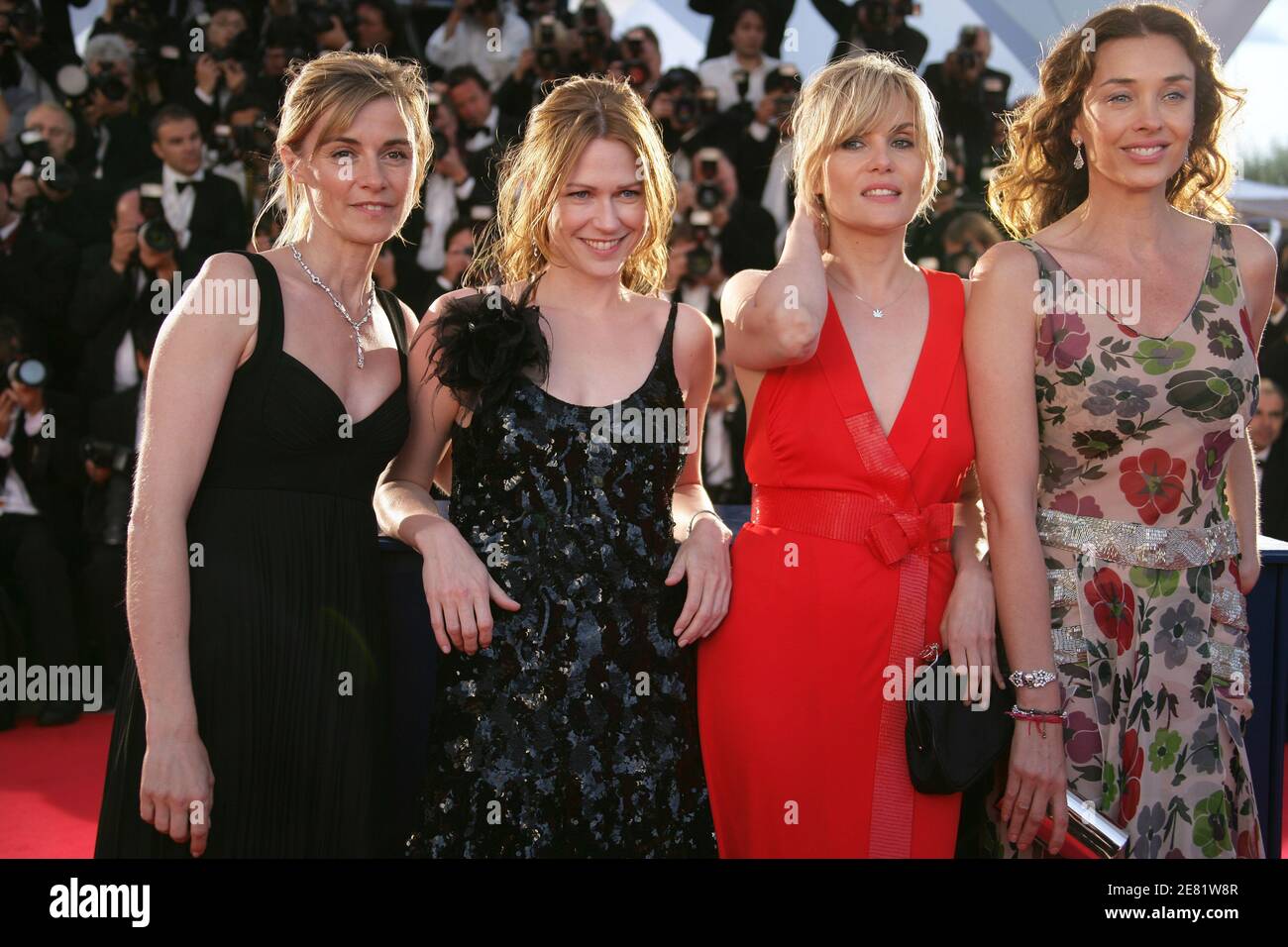 'Attrici Anne Consigny, Marie-Josee Croze, Emmanuelle Seigner e Olatz Lopez Garmendia posano al 60° Festival Internazionale del Cinema di Cannes Palme d'Or Award fotocellula al Festival Palace di Cannes, Francia meridionale, 27 maggio 2007. Un film rumeno straziante ha vinto il primo premio di Cannes alla fine del 27 maggio, mentre il festival cinematografico più grande del mondo ha portato la tenda giù in una corsa di 12 giorni notevole per la sua lucentezza stellare -- e l'oscurità della morte ossessionata dei suoi film. ''4 mesi, 3 settimane e 2 giorni'' ha messo da parte altri 21 film per strappare il trofeo d'oro in una scintillante cerimonia che segna la fine della t Foto Stock