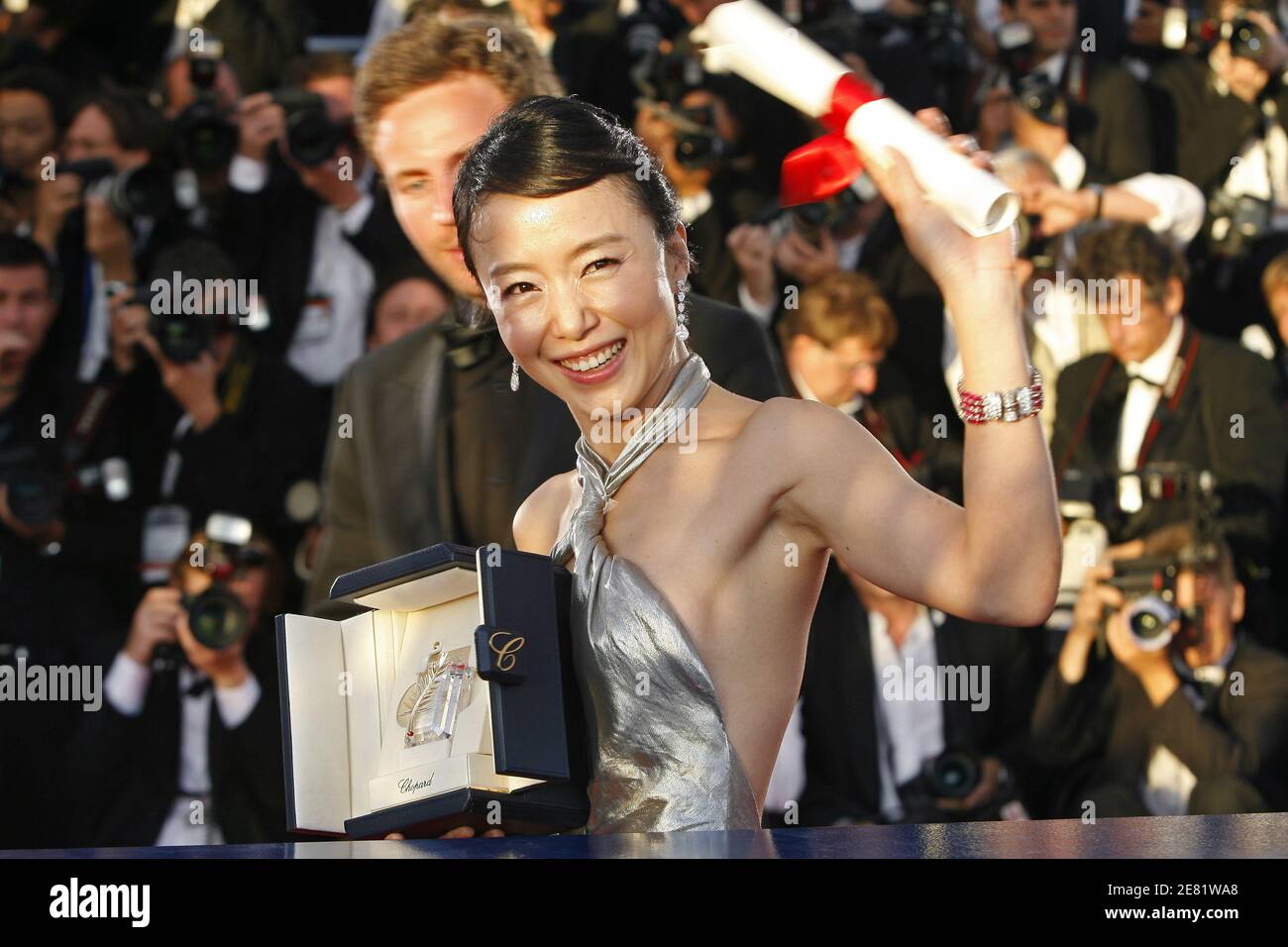 L'attrice do-Yeon Jeon si pone con il premio migliore attrice per il film 'Secret Sunshine' al Festival Palace di Cannes, Francia meridionale. Un film rumeno straziante ha vinto il primo premio di Cannes alla fine del 27 maggio, mentre il festival cinematografico più grande del mondo ha portato la tenda giù in una corsa di 12 giorni notevole per la sua lucentezza stellare -- e l'oscurità della morte ossessionata dei suoi film. ''4 mesi, 3 settimane e 2 giorni'' ha messo da parte altri 21 film per strappare il trofeo d'oro in una scintillante cerimonia che segna la fine della 60a edizione del festival. Foto di Hahn-Nebinger-Orban/ABACAPRESS.COM' Foto Stock