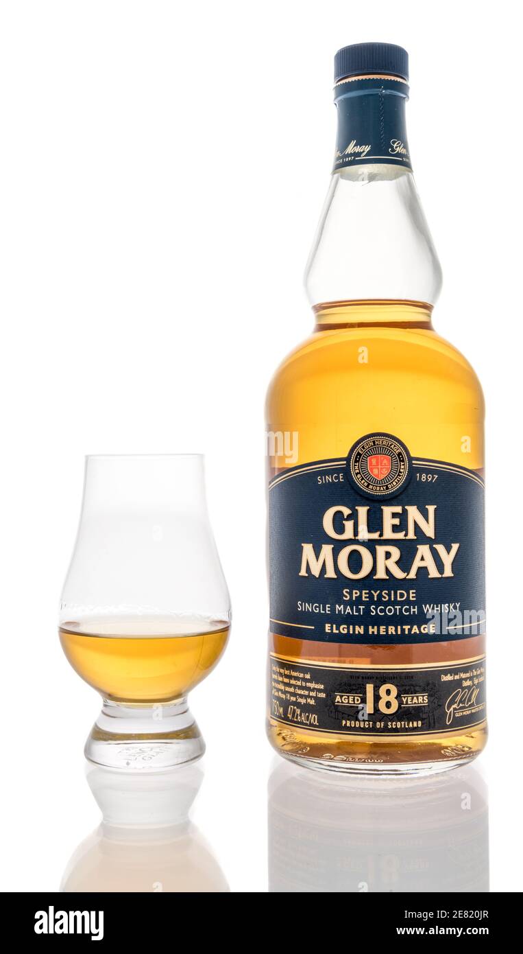 Winneconne, WI-22 gennaio 2021: Una bottiglia di scotch di malto singolo Glen Moray speyside con un vetro glencairn su uno sfondo isolato. Foto Stock
