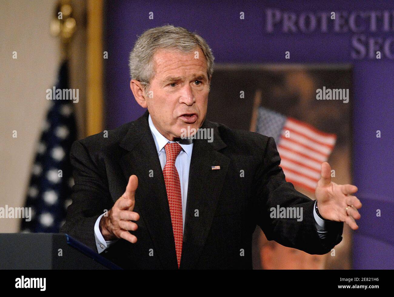 Il presidente degli Stati Uniti George W. Bush parla ad un gruppo della campagna di leadership globale degli Stati Uniti al Ronald Reagan Building and International Trade Center 31 maggio 2007 a Washington, DC. Bush ha parlato del bilancio per gli affari internazionali della sua amministrazione prima del suo viaggio in Germania per il 33° vertice annuale del G-8. Foto di Olivier Douliery/ABACAPRESS.COM Foto Stock