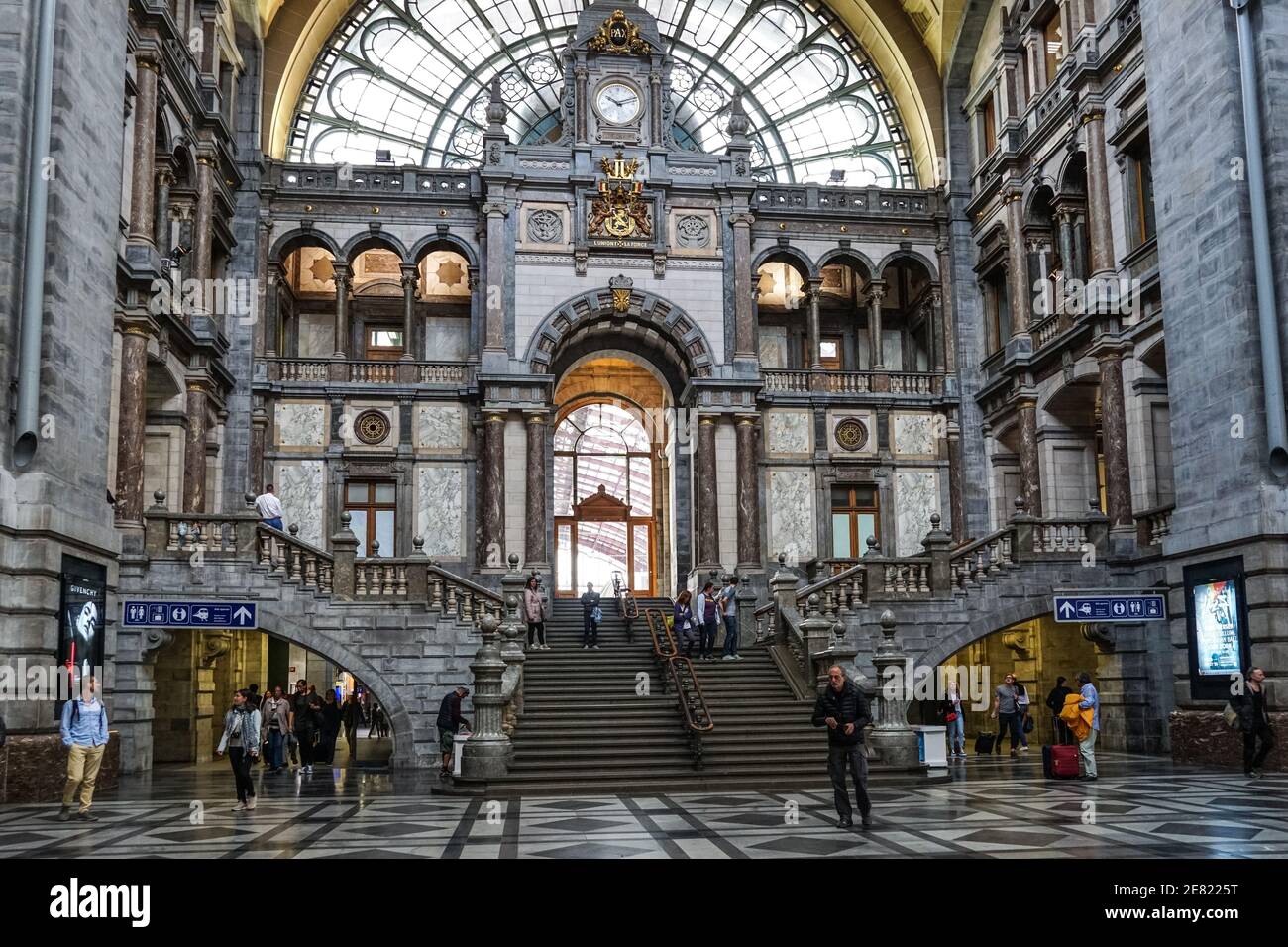 Passeggeri nella sala d'ingresso della stazione centrale di Anversa, Belgio Foto Stock