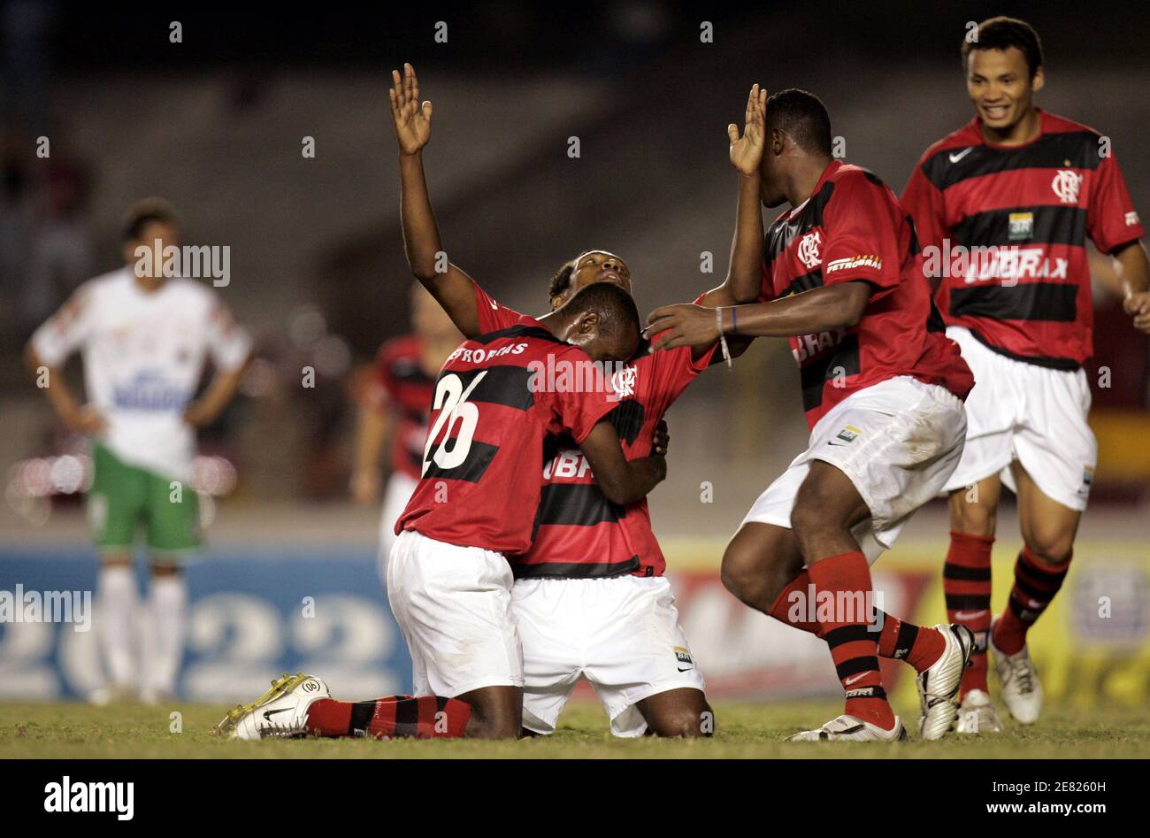 Il Renato di Flamengo (2° L) festeggia con i compagni di squadra Vinicius (L), Obina (2° R) e Jonatas (R) dopo aver segnato un gol contro Ipatinga durante la seconda tappa della partita di calcio semifinale della Coppa del Brasile allo stadio Maracana di Rio de Janeiro, 18 maggio 2006. REUTERS/Sergio Moraes Foto Stock