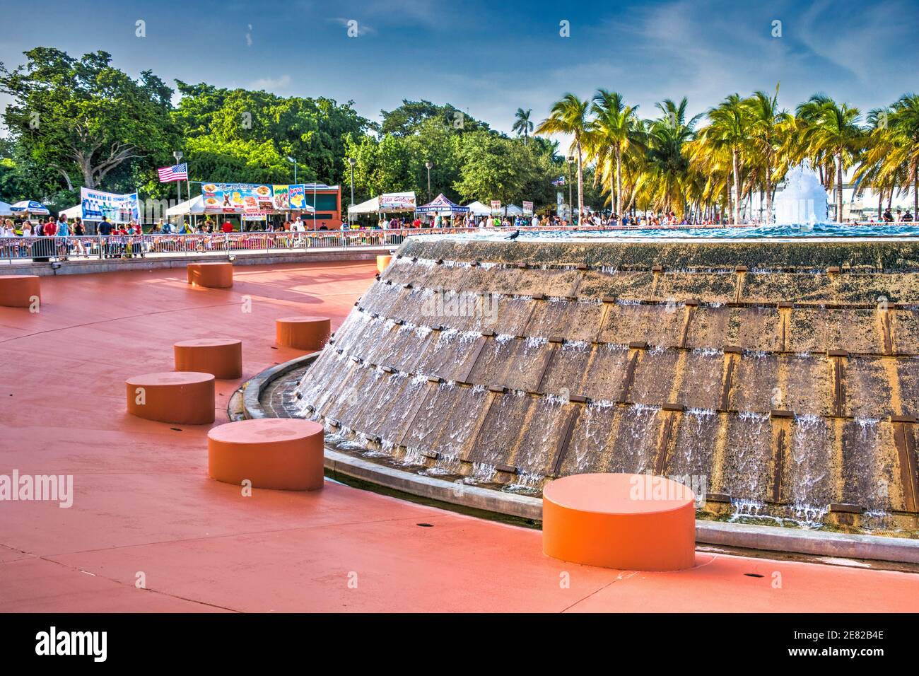 Stand gastronomici allestiti per il 4 luglio sulla piazza centrale del Bayfront Park a Miami, Florida. Foto Stock