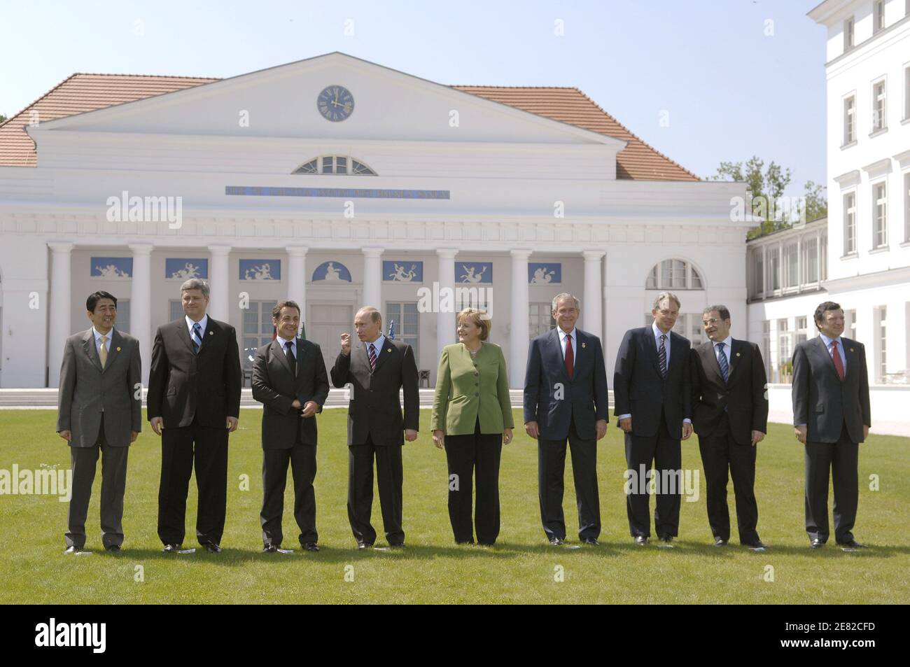 I capi di Stato del G8 posano un quadro familiare davanti all'edificio Kurhaus di Heiligendamm, Germania nordorientale, durante la loro prima sessione di lavoro il 7 giugno 2007. (L-R) primo ministro giapponese Shinzo Abe, primo ministro canadese Stephen Harper, presidente francese Nicolas Sarkozy, presidente russo Vladimir Putin, cancelliere tedesco Angela Merkel, presidente americano George W. Bush, primo ministro britannico Tony Blair, primo ministro italiano Romano Prodi e presidente della Commissione europea José Manuel Barroso. Foto di Witt/pool/ABACAPRESS.COM Foto Stock