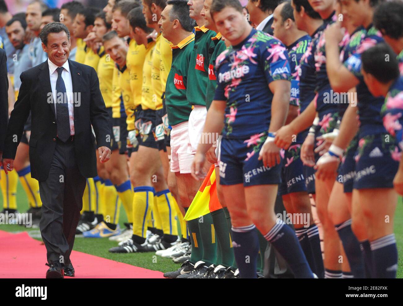 Il presidente francese Nicolas Sarkozy saluta i giocatori prima della finale del campionato di rugby Top 14 Stade Francais vs ASM Clermont, a Saint-Denis, vicino a Parigi, Francia, il 9 giugno 2007. Foto di Guibbaud-Gouhier/Cameleon/ABACAPRESS.COM Foto Stock