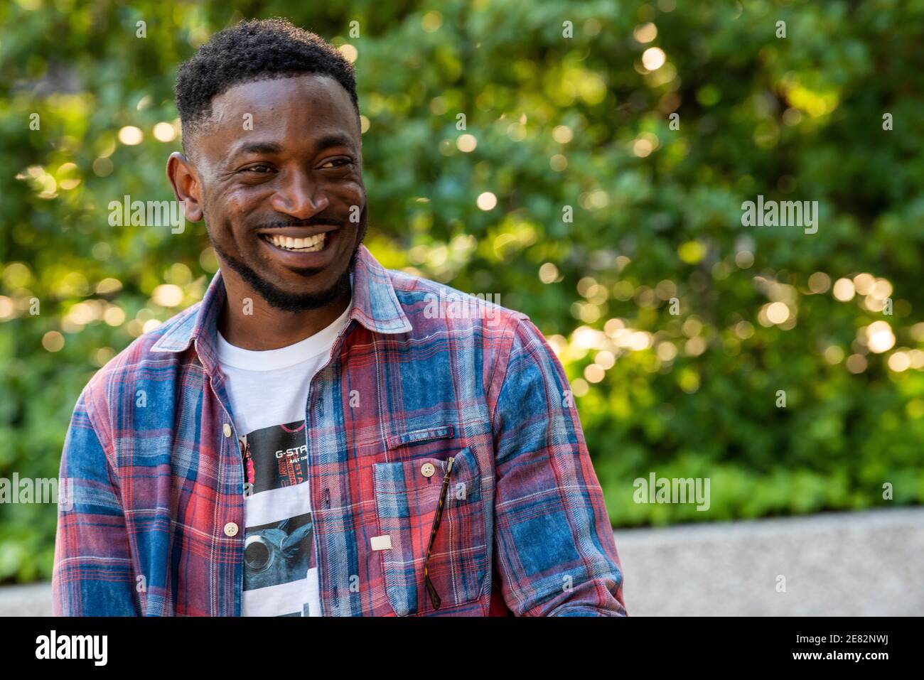 Un uomo nero felice in un ambiente esterno. Foto Stock