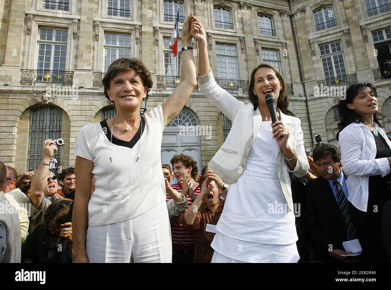 L'ex candidato presidenziale socialista Segolene Royal porta il suo sostegno al candidato socialista della seconda circoscrizione elettorale di Bordeaux, Michele Delaunay, il 13 giugno 2007 a Bordeaux, nella Francia sudoccidentale, durante una visita nell'ambito della campagna elettorale parlamentare. Delaunay deve affrontare il candidato UMP Alain Juppe. Foto di Patrick Bernard/ABACAPRESS.COM Foto Stock