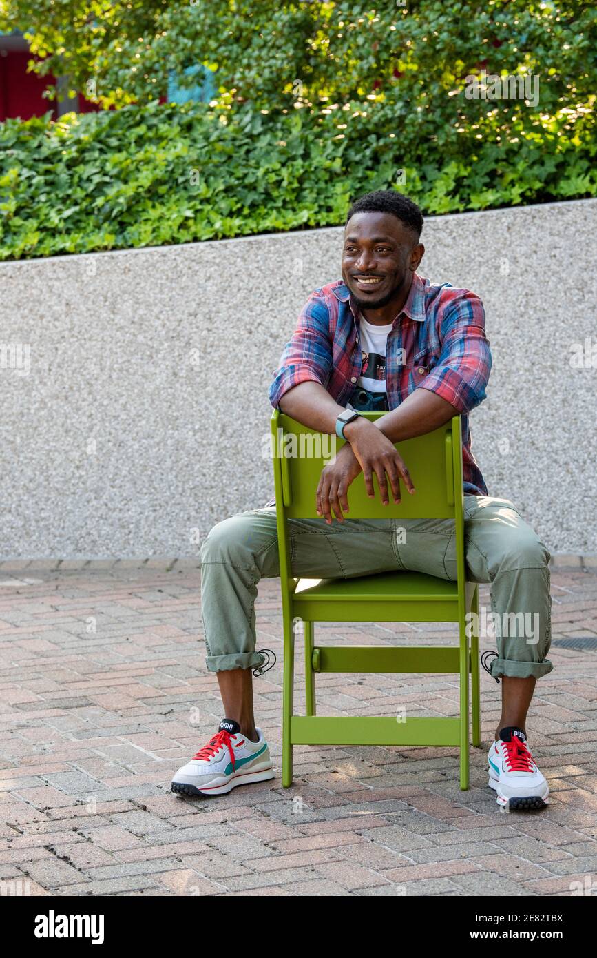 Un uomo nero felice in un ambiente esterno. Foto Stock