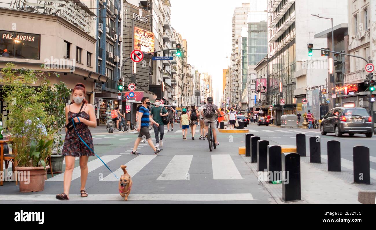 Le persone che indossano maschere facciali camminano lungo Corrientes Avenue a Buenos Aires, Argentina, durante la pandemia del Covid-19 Foto Stock