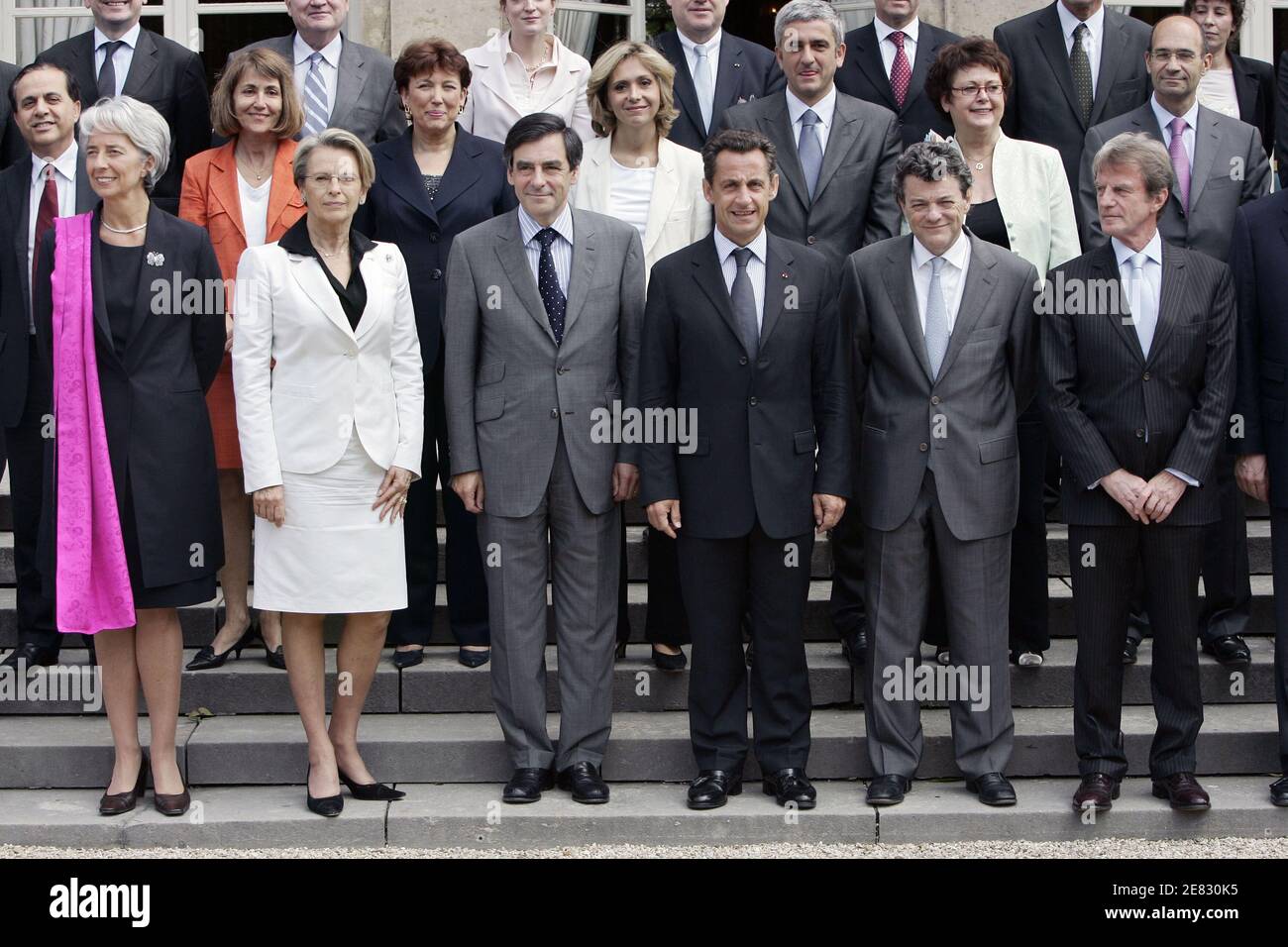 Foto parziale della famiglia del governo del secondo primo Ministro Francois Fillon del 20 giugno 2007 al Palazzo Elysee con ministri (M) e ministri junior (JM), LtoR, prima fila : Christine Lagarde (M. Economia, finanza e occupazione), Michele Alliot-Marie (M. Interior, Overseas Departments and Territorial Administration), Francois Fillon, Presidente Nicolas Sarkozy, Jean-Louis Borloo (M. Ecologia, sviluppo sostenibile e pianificazione), Bernard Kouchner (M. Affari esteri ed europei), seconda fila : Christine Albanel (M. Cultura e comunicazione), Roselyne Bachelot (M. Salute, Gioventù e SpO Foto Stock