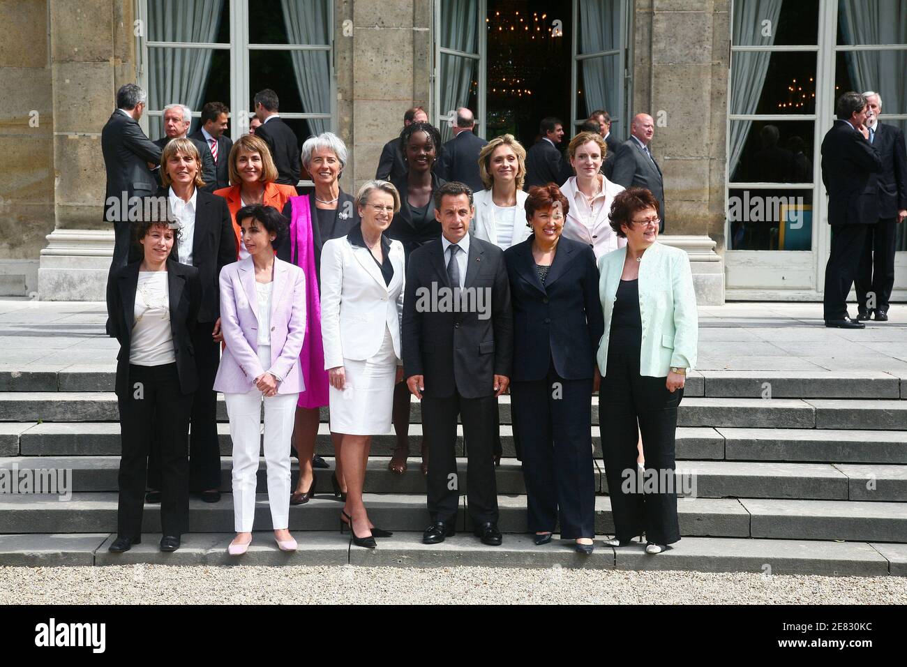 Foto parziale della famiglia del governo del secondo primo ministro Francois Fillon, scattata il 20 giugno 2007 solo con i ministri delle donne (M) e i ministri junior (JM) che circondano il presidente Nicolas Sarkozy al Palazzo Elysee prima della riunione del gabinetto. LtoR, prima fila: Fadela Amara (JM. Affari urbani), Rachida dati (M. Giustizia), Michele Alliot-Marie (M. Interior, Overseas Departments and Territorial Administration), Nicolas Sarkozy, Roselyne Bachelot (M. Salute, Gioventù e Sport), Christine Boutin (M. Alloggio e affari urbani), seconda fila : Valerie Letard (JM. Solidarietà), Christine Albanel (M. Cultur Foto Stock