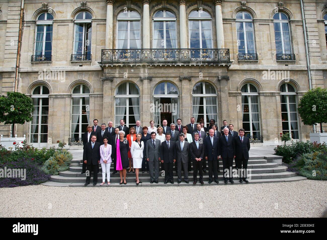 Foto di famiglia del governo del secondo primo Ministro Francois Fillon, scattata al Palazzo Elysee a Parigi il 20 giugno 2007. LtoR, prima fila: Xavier Bertrand (M. Lavoro, Relazioni sociali e solidarietà), Rachida dati (M. Giustizia), Christine Lagarde (M. Economia, finanza e occupazione), Michele Alliot-Marie (M. Interior, Overseas Departments and Territorial Administration), Francois Fillon, Presidente Nicolas Sarkozy, Jean-Louis Borloo (M. Ecologia, sviluppo sostenibile e pianificazione), Bernard Kouchner (M. Affari esteri ed europei), Brice Hortefeux (M. Immigrazione, integrazione, Nazionale Foto Stock
