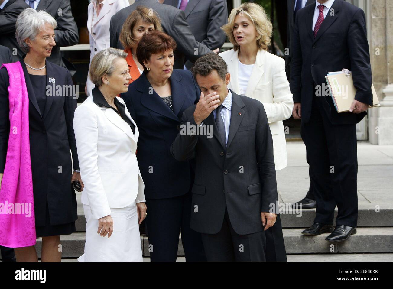 Foto parziale della famiglia del governo del secondo primo ministro Francois Fillon, scattata il 20 giugno 2007 solo con i ministri delle donne (M) e i ministri junior (JM) che circondano il presidente Nicolas Sarkozy al Palazzo Elysee di Parigi, prima della riunione del gabinetto. LtoR, prima fila : Michele Alliot-Marie (M. Interni, dipartimenti d'oltremare e Amministrazione Territoriale), Christine Albanel (M. Cultura e comunicazione)Roselyne Bachelot (M. Salute, Gioventù e Sport), Valerie Pecresse (M. Istruzione superiore e ricerca) e Nicolas Sarkozy. Foto di Mousse-Orban/ABACAPRESS.COM Foto Stock