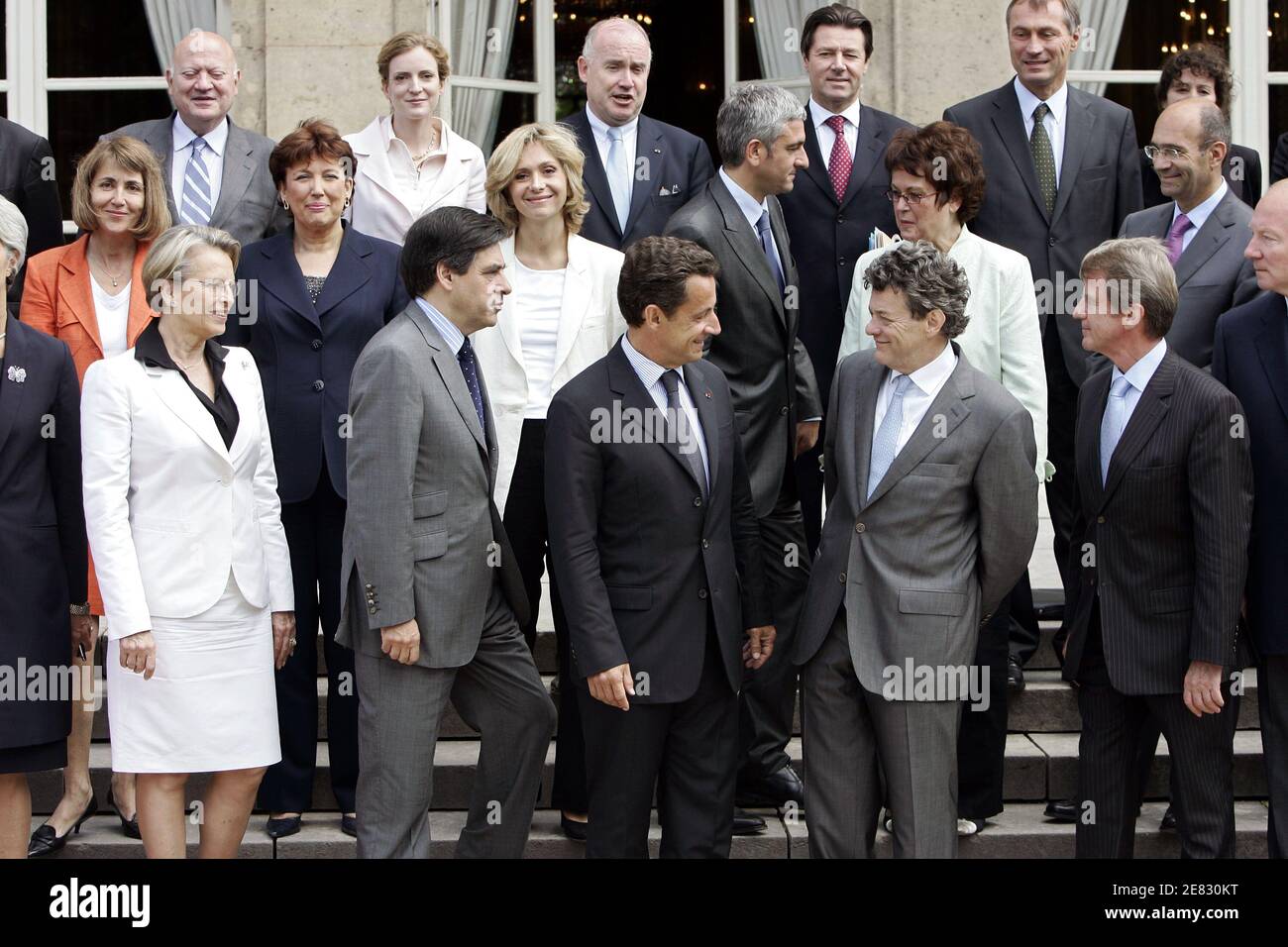Quadro familiare parziale del governo del secondo primo ministro Francois Fillon, preso il 20 giugno 2007 con i ministri (M) e i ministri junior (JM) che circondano il presidente Nicolas Sarkozy al Palazzo Elysee di Parigi, prima della riunione del gabinetto. LtoR, prima fila : Michele Alliot-Marie (M. Interni, Dipartimenti d'oltremare e Amministrazione Territoriale, Francois Fillon, Nicolas Sarkozy, Jean-Louis Borloo (M. Ecologia, sviluppo sostenibile e pianificazione), seconda fila: Christine Albanel (M. Cultura e comunicazione), Roselyne Bachelot (M. Salute, Gioventù e Sport), Valerie Pecresse (M. Istruzione superiore Foto Stock
