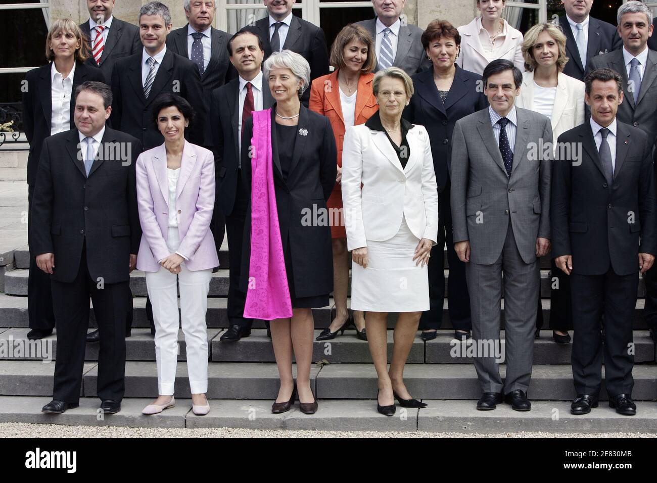 Foto parziale della famiglia del governo del secondo primo Ministro Francois Fillon del 20 giugno 2007 al Palazzo Elysee con ministri (M) e ministri junior (JM), LtoR, prima fila : Christine Lagarde (M. Economia, finanza e occupazione), Michele Alliot-Marie (M. Interior, Overseas Departments and Territorial Administration), Francois Fillon, Presidente Nicolas Sarkozy, Jean-Louis Borloo (M. Ecologia, sviluppo sostenibile e pianificazione), Bernard Kouchner (M. Affari esteri ed europei), seconda fila : Christine Albanel (M. Cultura e comunicazione), Roselyne Bachelot (M. Salute, Gioventù e SpO Foto Stock