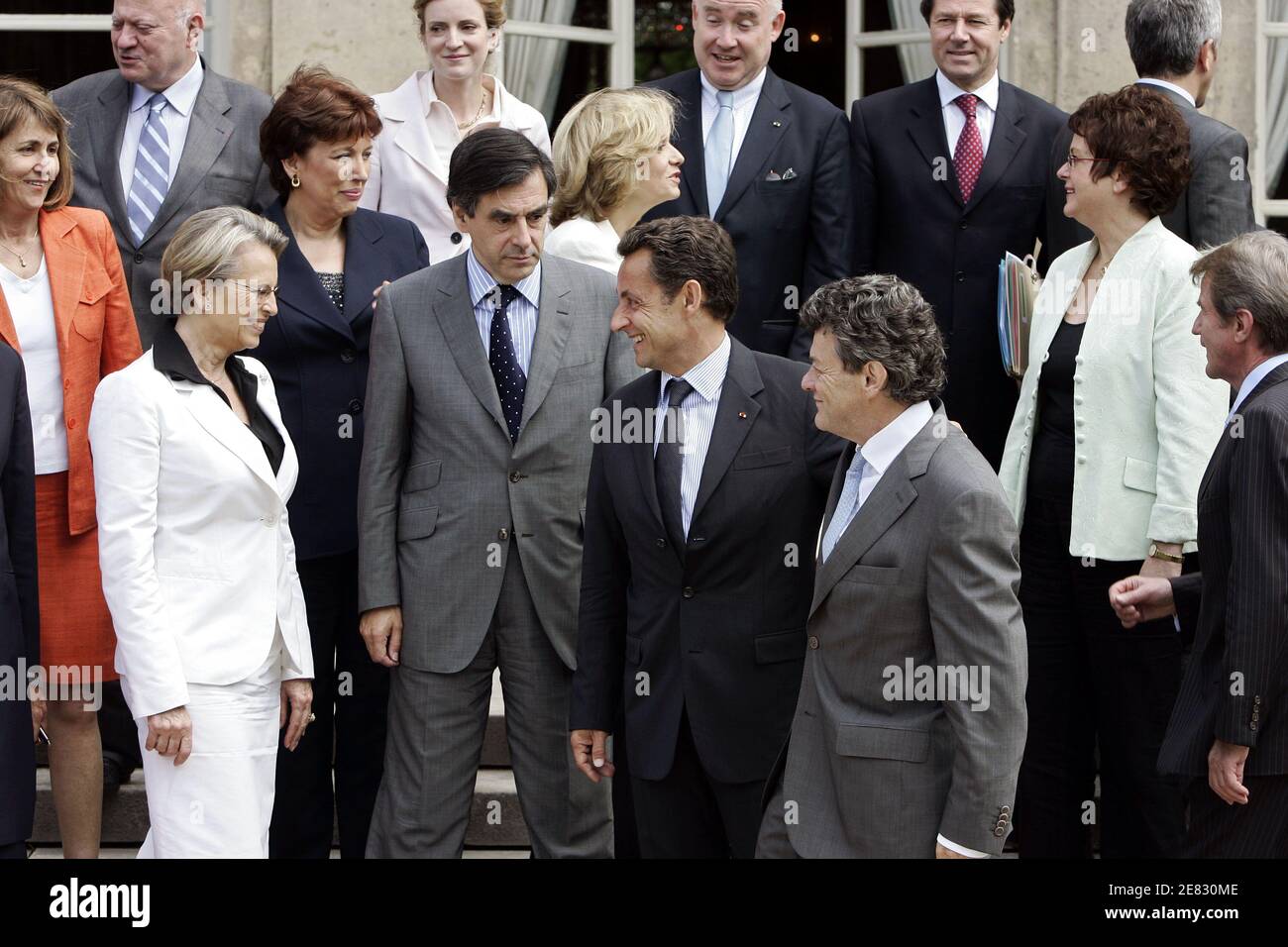 Quadro familiare parziale del governo del secondo primo ministro Francois Fillon, preso il 20 giugno 2007 con i ministri (M) e i ministri junior (JM) che circondano il presidente Nicolas Sarkozy al Palazzo Elysee di Parigi, prima della riunione del gabinetto. LtoR, prima fila : Michele Alliot-Marie (M. Interni, Dipartimenti d'oltremare e Amministrazione Territoriale, Francois Fillon, Nicolas Sarkozy, Jean-Louis Borloo (M. Ecologia, sviluppo sostenibile e pianificazione), seconda fila: Christine Albanel (M. Cultura e comunicazione), Roselyne Bachelot (M. Salute, Gioventù e Sport), Valerie Pecresse (M. Istruzione superiore Foto Stock
