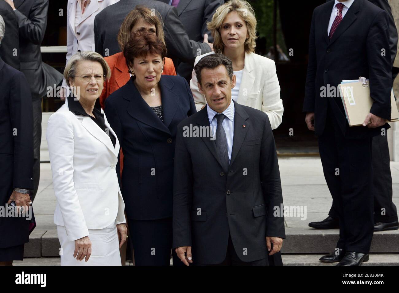 Foto parziale della famiglia del governo del secondo primo ministro Francois Fillon, scattata il 20 giugno 2007 solo con i ministri delle donne (M) e i ministri junior (JM) che circondano il presidente Nicolas Sarkozy al Palazzo Elysee di Parigi, prima della riunione del gabinetto. LtoR, prima fila : Michele Alliot-Marie (M. Interni, dipartimenti d'oltremare e Amministrazione Territoriale), Christine Albanel (M. Cultura e comunicazione) Roselyne Bachelot (M. Salute, Gioventù e Sport), Valerie Pecresse (M. Istruzione superiore e ricerca) e Nicolas Sarkozy. Foto di Mousse-Orban/ABACAPRESS.COM Foto Stock