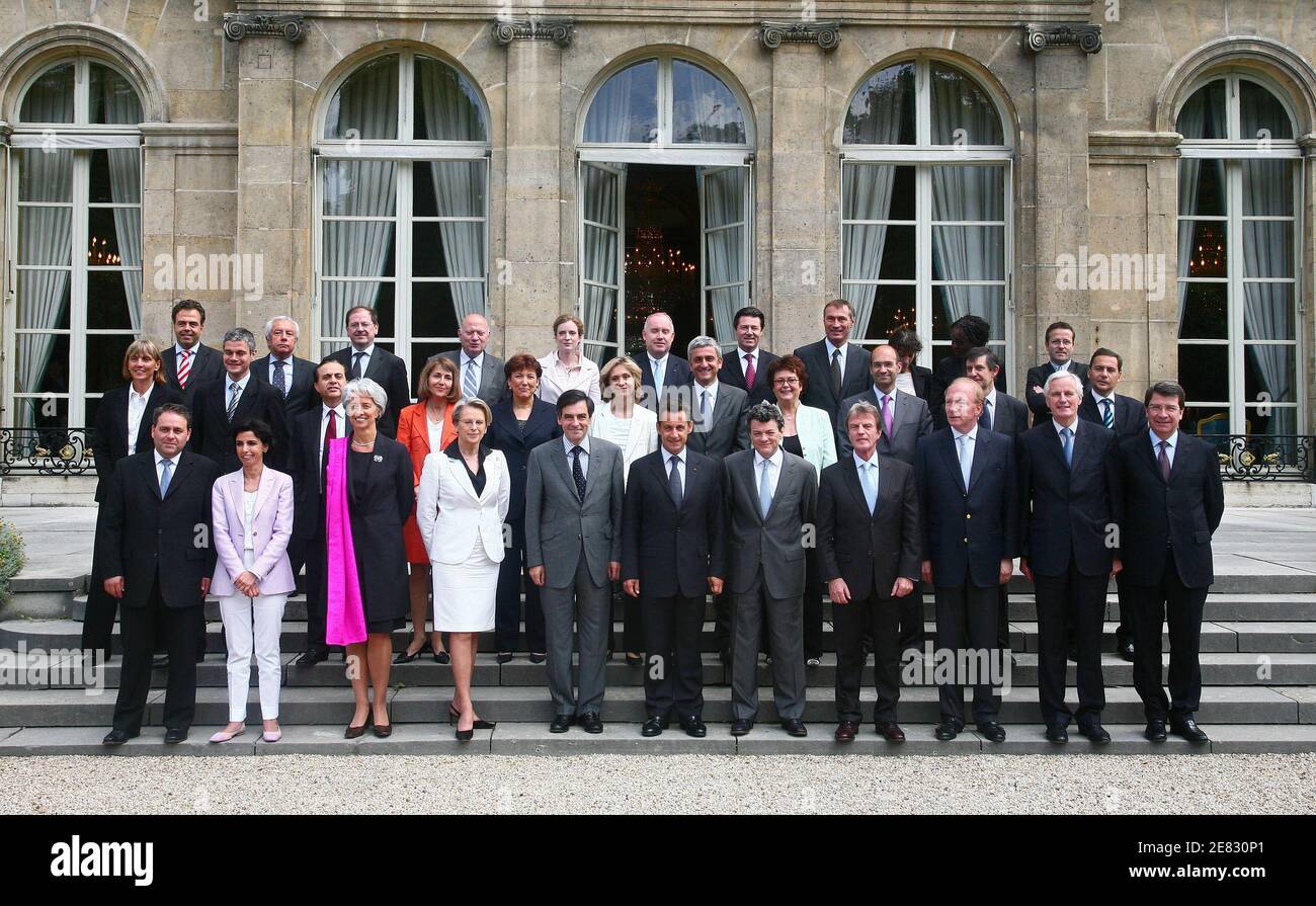 Foto di famiglia del governo del secondo primo Ministro Francois Fillon, scattata al Palazzo Elysee a Parigi il 20 giugno 2007. LtoR, prima fila: Xavier Bertrand (M. Lavoro, Relazioni sociali e solidarietà), Rachida dati (M. Giustizia), Christine Lagarde (M. Economia, finanza e occupazione), Michele Alliot-Marie (M. Interior, Overseas Departments and Territorial Administration), Francois Fillon, Presidente Nicolas Sarkozy, Jean-Louis Borloo (M. Ecologia, sviluppo sostenibile e pianificazione), Bernard Kouchner (M. Affari esteri ed europei), Brice Hortefeux (M. Immigrazione, integrazione, Nazionale Foto Stock