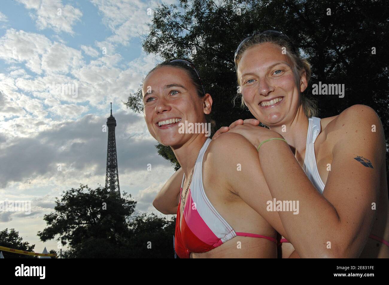 (R-L) la squadra francese di Beach volley, Morgane Faure e Virginie Sarpax pone per il nostro fotografo vicino alla Torre Effeil, a Parigi, Francia, il 20 giugno 2007. Foto di Christophe Guibbaud/Cameleon/ABACAPRESS.COM Foto Stock