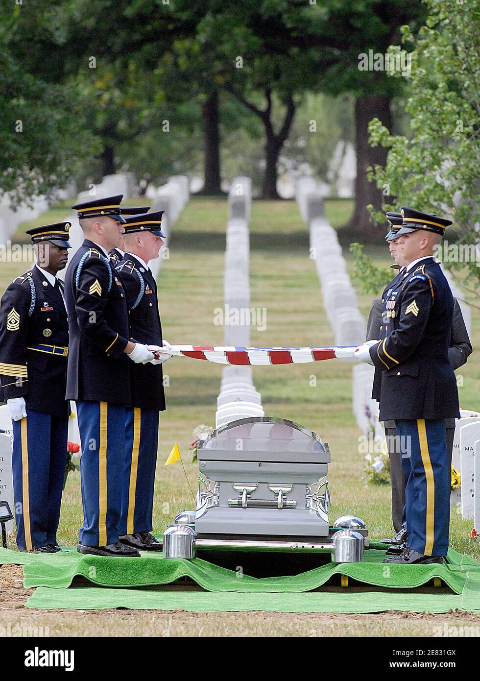 Cerimonia di sepoltura con onorificenze militari per Army Sgt. Prima Classe Greg Lamonte Sutton, 38 anni, morto il 6 giugno dopo che il suo veicolo ha colpito un dispositivo esplosivo improvvisato a Baghdad, si tiene ad Arlington Cemetery, VA, USA, il 20 giugno 2007. Sin dall'inizio della guerra, 378 soldati sono stati sepolti nel cimitero di Arlington. Foto di Olivier Douliery/ABACAPRESS.COM Foto Stock