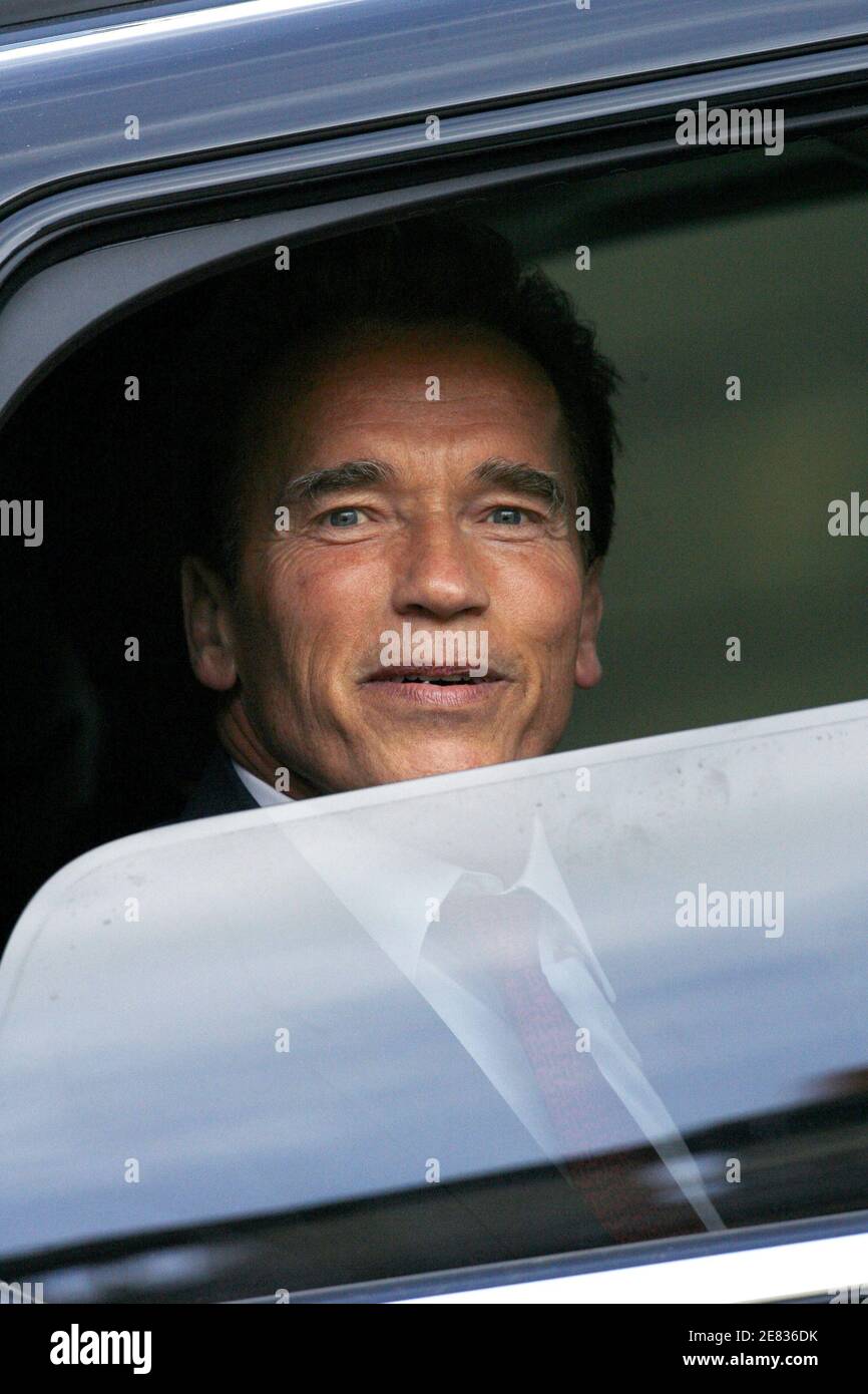 Il presidente francese Nicolas Sarkozy riceve il governatore della California Arnold Schwarzenegger presso l'Elysee Palace di Parigi, in Francia, il 25 giugno 2007. Foto di Orban-Taamallah/ABACAPRESS.COM Foto Stock