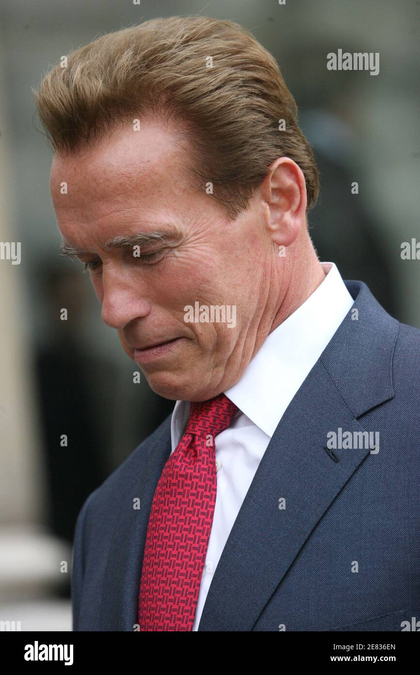 Il presidente francese Nicolas Sarkozy riceve il governatore della California Arnold Schwarzenegger presso l'Elysee Palace di Parigi, in Francia, il 25 giugno 2007. Foto di Orban-Taamallah/ABACAPRESS.COM Foto Stock