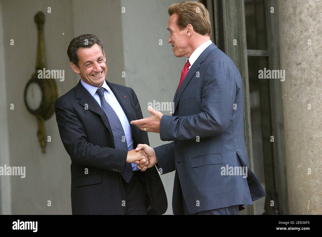 Il presidente francese Nicolas Sarkozy riceve il governatore della California Arnold Schwarzenegger presso l'Elysee Palace di Parigi, in Francia, il 25 giugno 2007. Foto di Orban-Taamallah/ABACAPRESS.COM Foto Stock