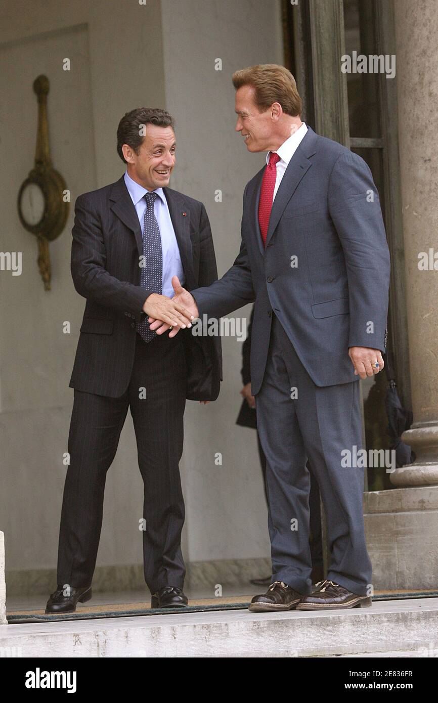 Il presidente francese Nicolas Sarkozy riceve il governatore della California Arnold Schwarzenegger presso l'Elysee Palace di Parigi, in Francia, il 25 giugno 2007. Foto di Orban-Taamallah/ABACAPRESS.COM Foto Stock