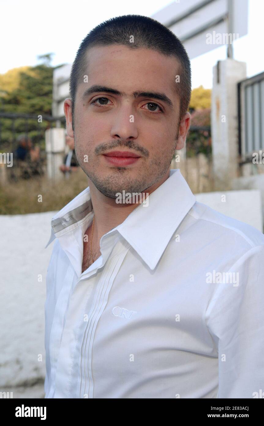 Il cantante Thibault Arragon di 'Alchimer' si pone per le immagini durante il gala di beneficenza 'Faire Face' Cancer & Aids tenutosi presso il ristorante 'le Family' di Carry le Rouet vicino Marsiglia, Francia, il 28 giugno 2007. Foto ESCLUSIVA di Nicolas Khayat/ABACAPRESS.COM Foto Stock