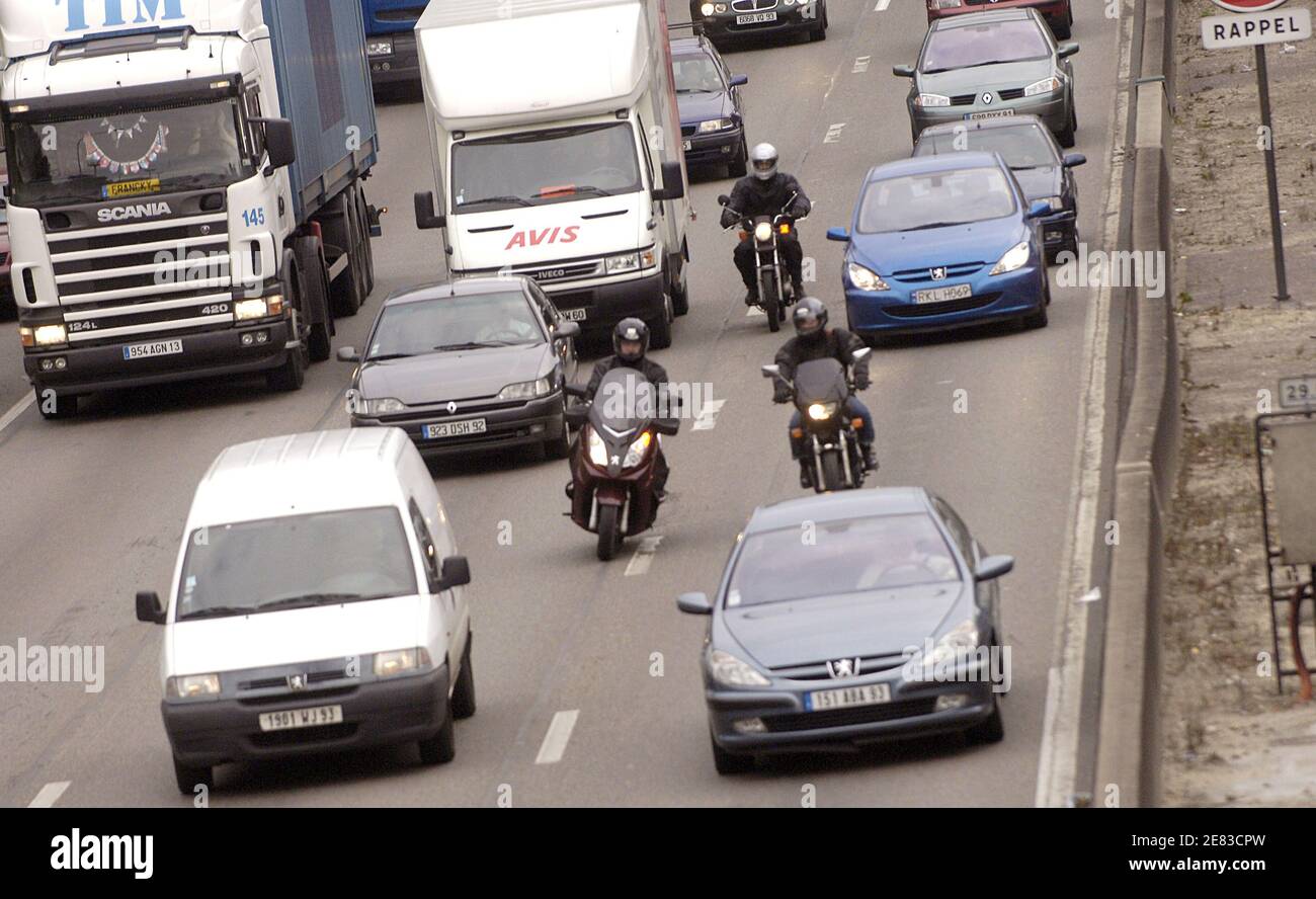 Scooter e moto che si guidano tra le corsie sul ring di Parigi, Francia, il 29 giugno 2007. Foto di Jules Motte/ABACAPRESS.COM Foto Stock