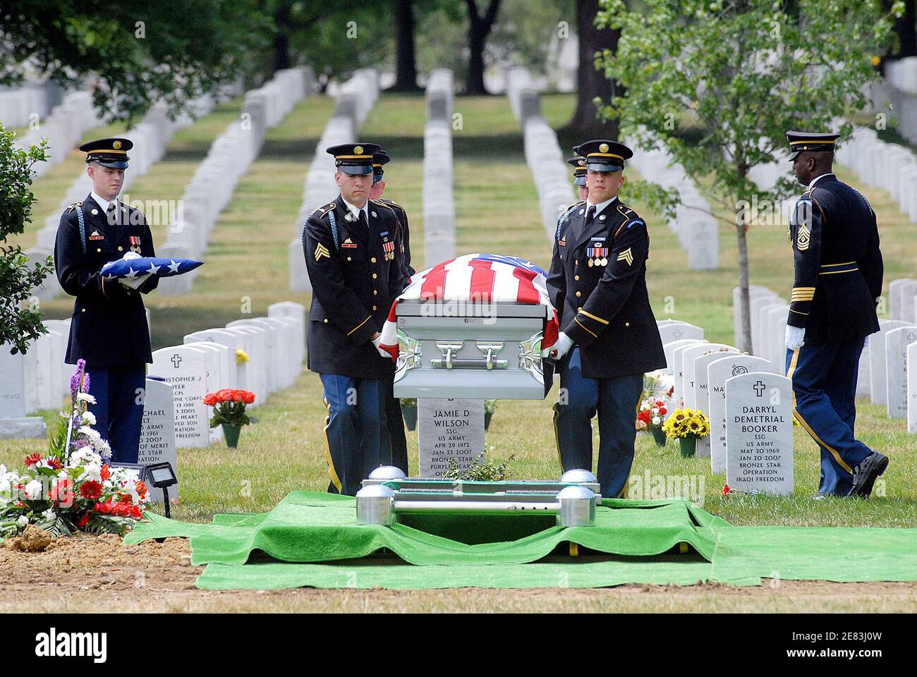 Cerimonia di sepoltura con onorificenze militari per Army Sgt. Prima Classe Greg Lamonte Sutton, 38 anni, morto il 6 giugno dopo che il suo veicolo ha colpito un dispositivo esplosivo improvvisato a Baghdad, si tiene nel Cimitero di Arlington il 20 2007 giugno in Virginia. Sin dall'inizio della guerra, 378 soldati sono stati sepolti in Arlington Cemetery.Photo by Olivier Douliery/ABACAPRESS.COM Foto Stock