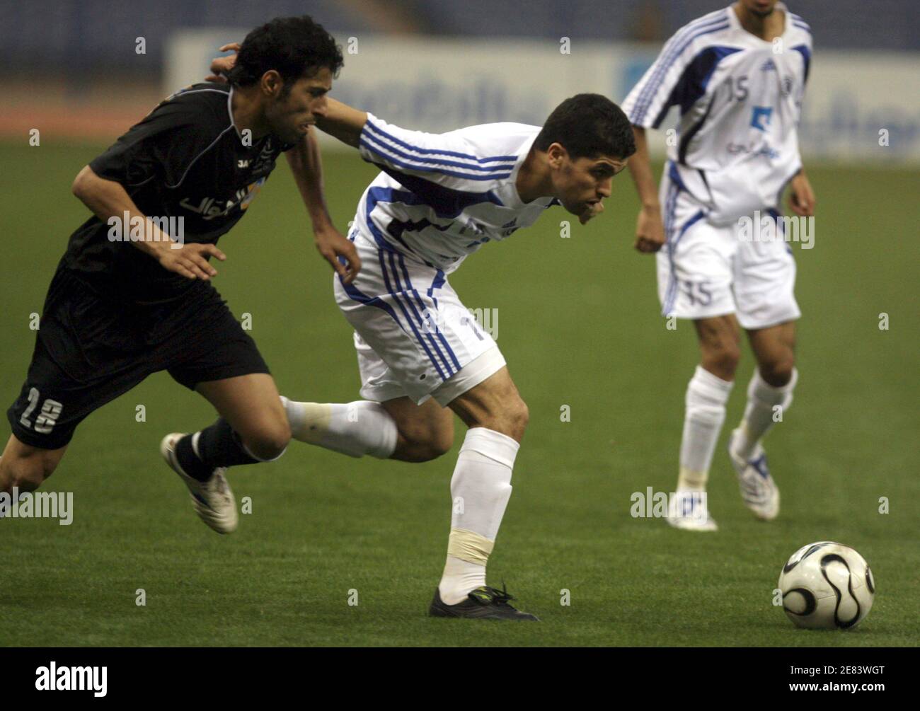Al Shabab's Badr al Haqbani (L) sfida al Hareq al Naeb di al Hilal durante la loro partita di calcio Saudi Super League a Riyadh il 4 aprile 2008. REUTERS/Fahad Shadeed (ARABIA SAUDITA) Foto Stock