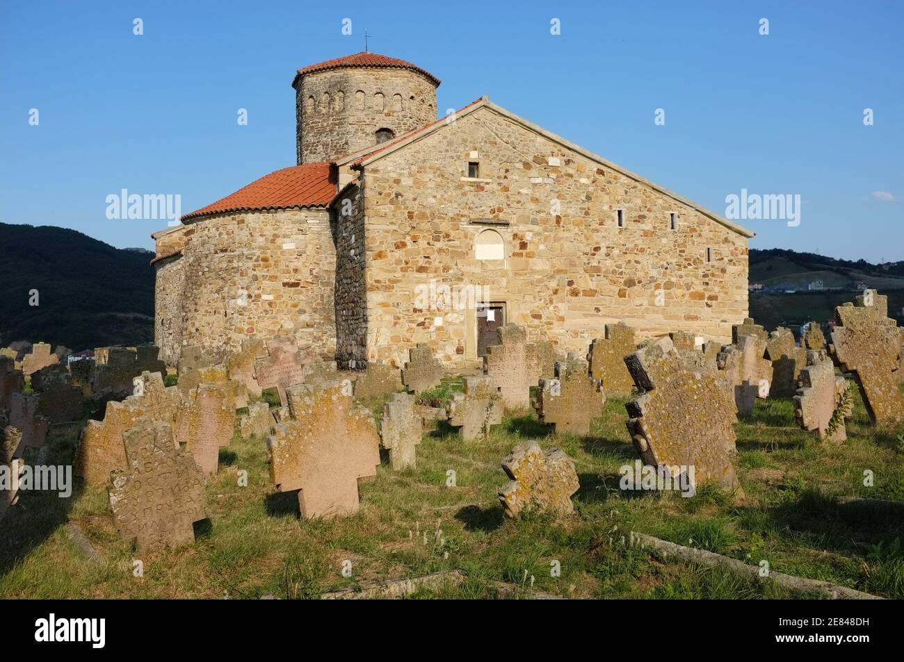 NOVI PAZAR, SERBIA - 26 luglio: Cimitero storico e 9 ° secolo Chiesa ortodossa serba dei Santi Apostoli San Pietro e San Paolo il 26 luglio 2013. UN Foto Stock