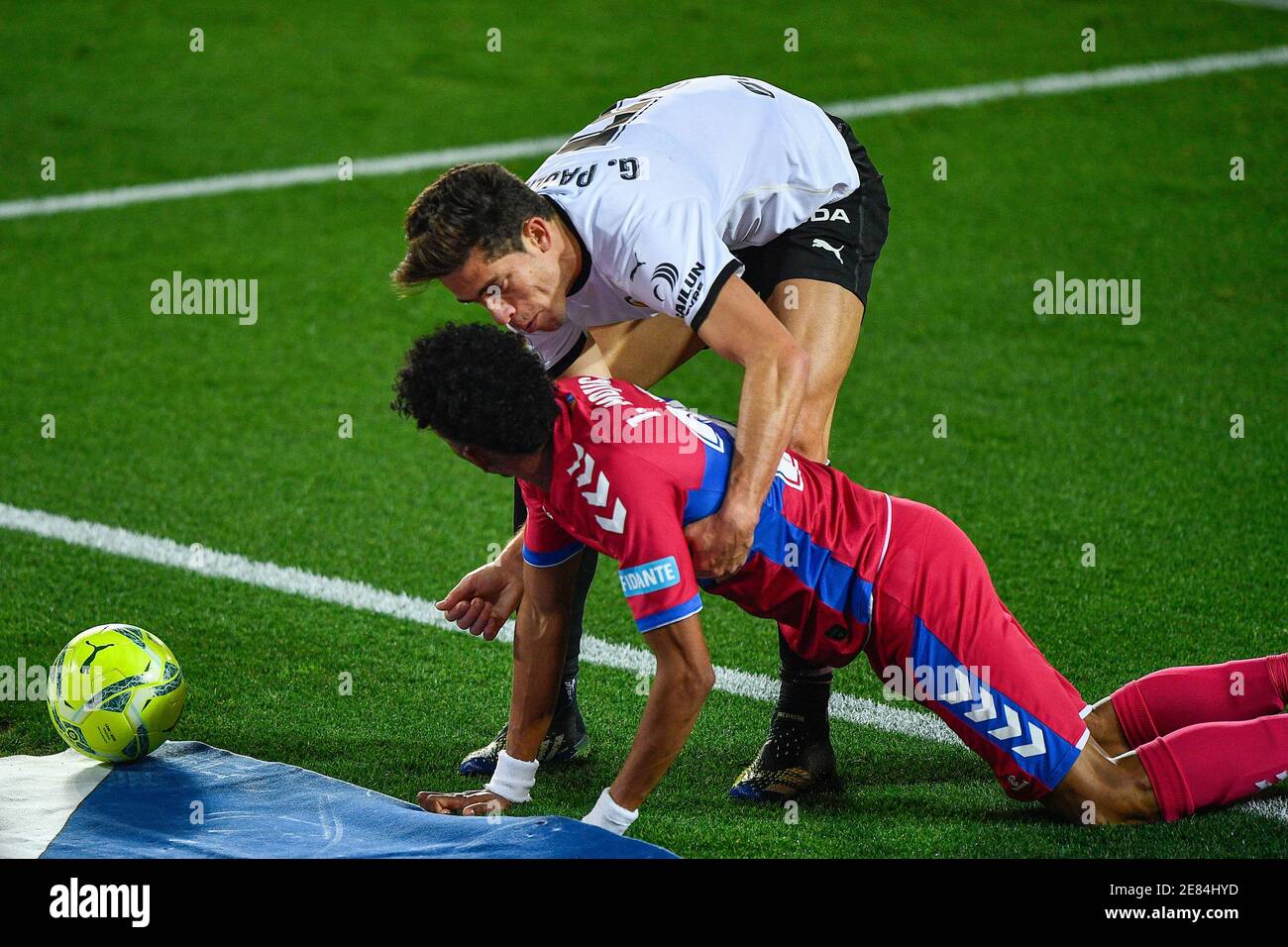 VALENCIA, SPAGNA - GENNAIO 30: Gabriel Paulista di Valencia CF, Johan Mojica di Elche CF durante la Liga Santander partita tra Valencia CF ed ELC Foto Stock