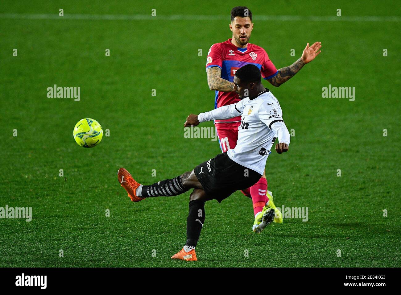 VALENCIA, SPAGNA - GENNAIO 30: Moustar Diakhaby di Valencia CF, Tete Morente di Elche CF durante la Liga Santander match tra Valencia CF ed ELC Foto Stock