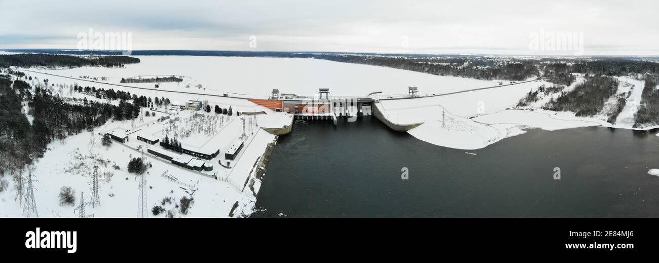 Panorama aereo di Kaunas Algirdas Brazauskas centrale idroelettrica durante Inverno in Lituania Foto Stock