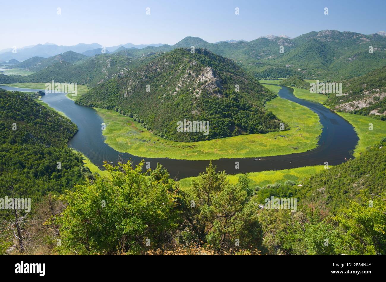 Il fiume Crnojevica scorre curvato nel Parco Nazionale del Lago di Skadar, Montenegro Foto Stock