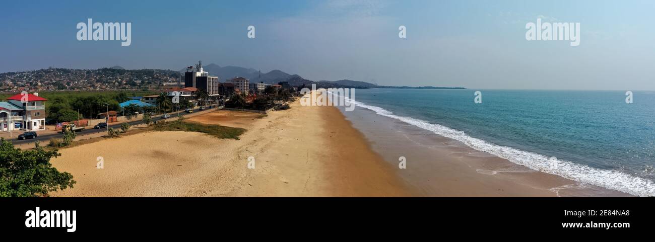 Freetown Sierra Leone Africa inquinamento da spiaggia sabbiosa. Africa occidentale povertà estrema e fame. Inquinamento delle spiagge oceaniche. Ambiente di clima tropicale. Foto Stock