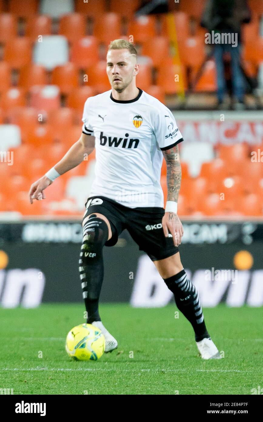 Uros Racic di Valencia visto in azione durante la partita di calcio spagnola la Liga tra Valencia ed Elche allo stadio Mestalla.(Punteggio finale; Valencia 1:0 Elche) Foto Stock