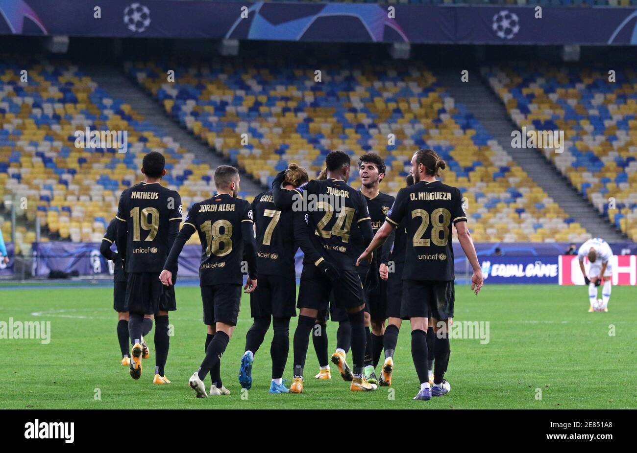 KIEV, UCRAINA - 24 NOVEMBRE 2020: I giocatori di Barcellona festeggiano dopo che Antoine Griezmann ha segnato un gol durante la partita della UEFA Champions League contro Dynamo Kyiv allo stadio NSC Olimpiyskyi di Kiev Foto Stock