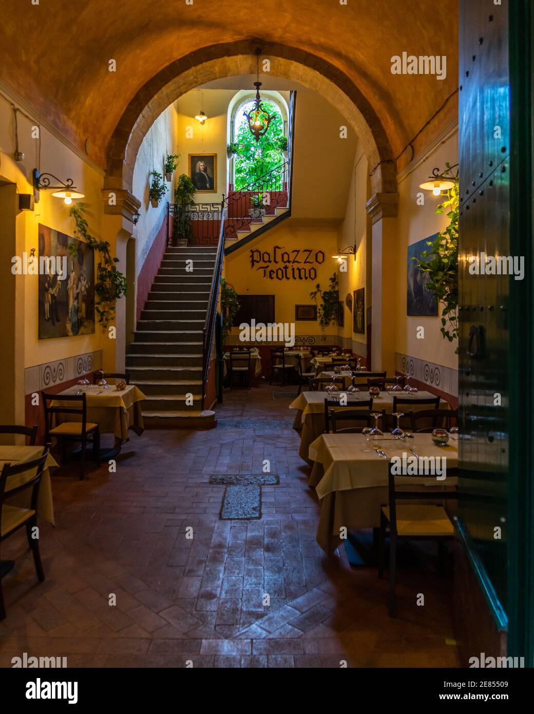Tropea, Calabria, Italia, Agosto 2020 – un ristorante tipico all'interno e edificio storico di Tropea Foto Stock