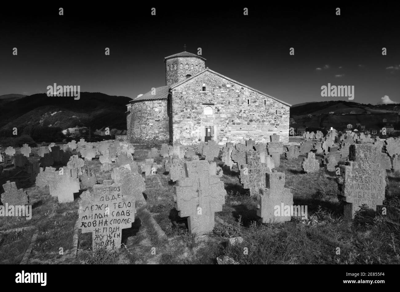 NOVI PAZAR, SERBIA - 26 luglio: Cimitero storico e 9 ° secolo Chiesa ortodossa serba dei Santi Apostoli San Pietro e San Paolo il 26 luglio 2013. UN Foto Stock