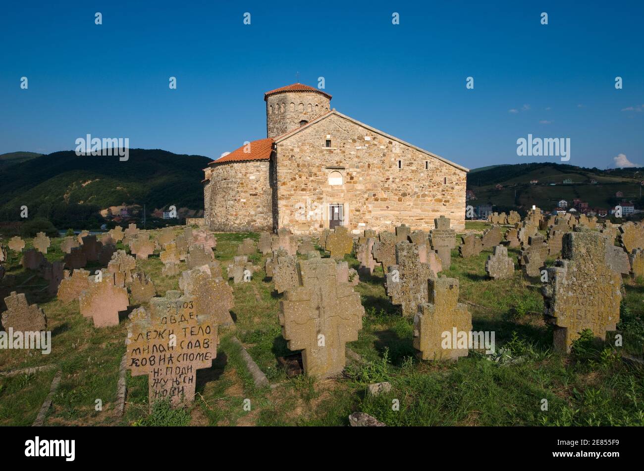 NOVI PAZAR, SERBIA - 26 luglio: Cimitero storico e 9 ° secolo Chiesa ortodossa serba dei Santi Apostoli San Pietro e San Paolo il 26 luglio 2013. UN Foto Stock