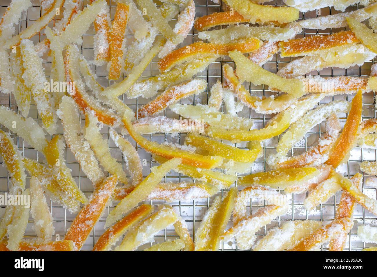 Bucce candite di arancia e limone riposante in una padella a. asciugare fino al completamento Foto Stock